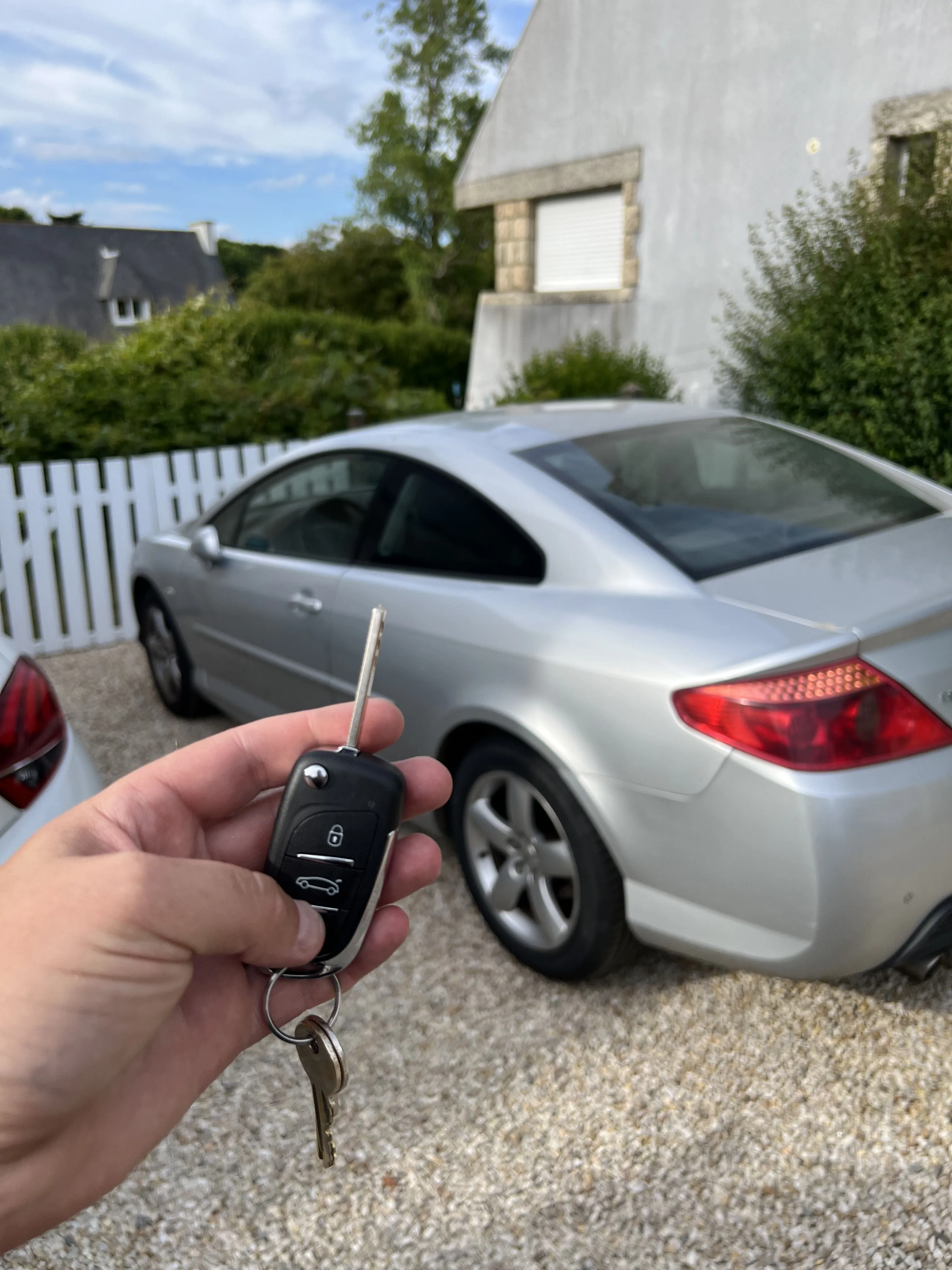 Une nouvelle télécommande pour cette 407 coupé à Moelan sur mer